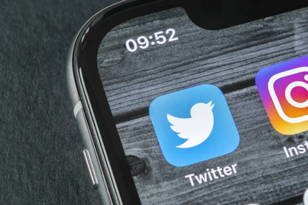 圣彼得堡 俄罗斯 2018年4月11日 Twitter 应用程序图标苹果 Iphone 智能手机屏幕特写 Twitter 应用程序图标 社交媒体图标 — 图库照片