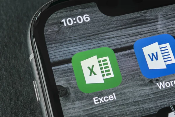 Sankt-Petersburg, Rusya, 11 Nisan 2018: Microsoft Exel uygulama simgesi üzerinde Apple iphone X ekran yakın çekim. Microsoft office Exel app simgesi. Microsoft office üstünde hareket eden telefon. Sosyal medya