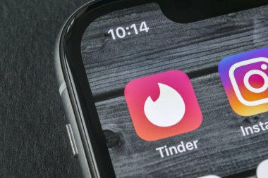Sankt-Petersburg, Rusya, 11 Nisan 2018: KAV uygulama simgesi üzerinde Apple iphone X ekran yakın çekim. KAV app simgesi. KAV uygulama. Sosyal medya simge. Sosyal ağ. 