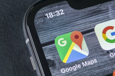 Sankt-Petersburg, Rusya, 12 Nisan 2018: Google Maps uygulaması simgesi Apple iphone X ekran yakın çekim. Google Haritalar simgesini. Google uygulama eşleştirir. Sosyal medya ağı