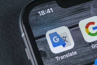 Sankt-Petersburg, Rusya, 12 Nisan 2018: Google Translate uygulama simgesi üzerinde Apple iphone X ekran yakın çekim. Google Translate simgesi. Google Translate uygulama. Sosyal medya ağı