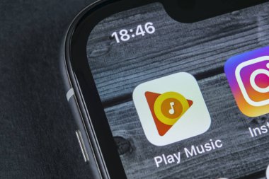 Sankt-Petersburg, Rusya, 12 Nisan 2018: Google oynamak müzik uygulama simgesi üzerinde Apple iphone X ekran yakın çekim. Google oyunu app simgesi. Google oyun müzik uygulama. Sosyal medya ağı