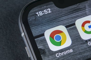 Sankt-Petersburg, Rusya, 12 Nisan 2018: Google Chrome uygulama simgesi üzerinde Apple iphone X ekran yakın çekim. Google Chrome app simgesi. Google Chrome uygulama. Sosyal medya ağı