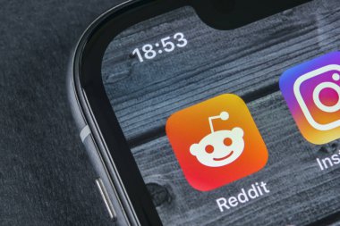 Sankt-Petersburg, Rusya, 12 Nisan 2018: Reddit uygulama simgesi üzerinde Apple iphone X smartphone ekran yakın çekim. Reddit app simgesi. Reddit bir online sosyal medya sosyal ağdır.