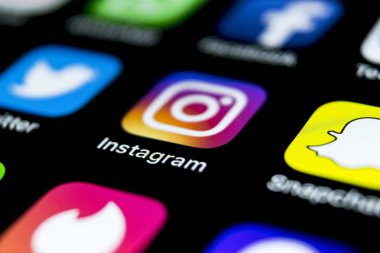 Sankt-Petersburg, Rusya, 12 Nisan 2018: Instagram uygulama simgesi üzerinde Apple iphone X smartphone ekran yakın çekim. Instagram app simgesi. Sosyal medya simge. Sosyal ağ