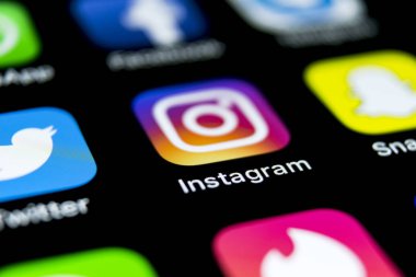 Sankt-Petersburg, Rusya, 12 Nisan 2018: Instagram uygulama simgesi üzerinde Apple iphone X smartphone ekran yakın çekim. Instagram app simgesi. Sosyal medya simge. Sosyal ağ