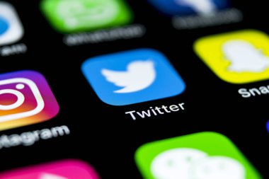Sankt-Petersburg, Rusya, 12 Nisan 2018: Twitter uygulama simgesi üzerinde Apple iphone X smartphone ekran yakın çekim. Twitter app simgesi. Sosyal medya simge. Sosyal ağ