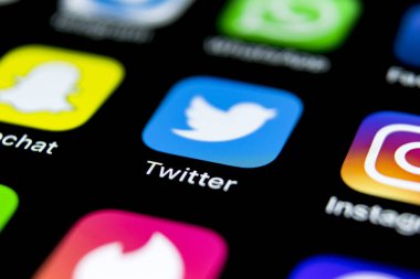 Sankt-Petersburg, Rusya, 12 Nisan 2018: Twitter uygulama simgesi üzerinde Apple iphone X smartphone ekran yakın çekim. Twitter app simgesi. Sosyal medya simge. Sosyal ağ