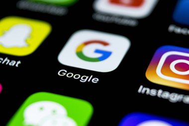 Sankt-Petersburg, Rusya, 12 Nisan 2018: Google uygulama simgesi üzerinde Apple iphone X smartphone ekran yakın çekim. Google app simgesi. Sosyal ağ. Sosyal medya simge