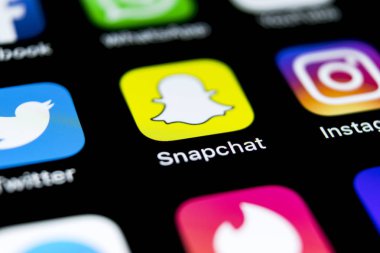 Sankt-Petersburg, Rusya, 12 Nisan 2018: Snapchat uygulama simgesi üzerinde Apple iphone X smartphone ekran yakın çekim. Snapchat app simgesi. Sosyal medya simge. Sosyal ağ