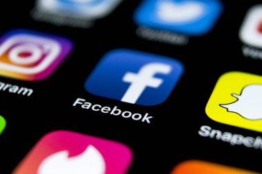 Sankt-Petersburg, Rusya, 12 Nisan 2018: Facebook uygulama simgesi üzerinde Apple iphone X smartphone ekran yakın çekim. Facebook app simgesi. Sosyal medya simge. Sosyal ağ