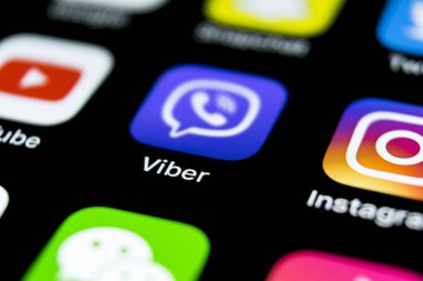Sankt-Petersburg, Rusya, 12 Nisan 2018: Viber uygulama simgesi üzerinde Apple iphone X smartphone ekran yakın çekim. Viber app simgesi. Sosyal medya simge. Sosyal ağ