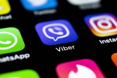 Sankt-Petersburg, Rusya, 12 Nisan 2018: Viber uygulama simgesi üzerinde Apple iphone X smartphone ekran yakın çekim. Viber app simgesi. Sosyal medya simge. Sosyal ağ