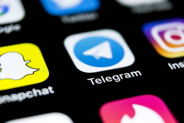 Sankt-Petersburg, Rusya, 12 Nisan 2018: Telgraf uygulama simgesi üzerinde Apple iphone X ekran yakın çekim. Telgraf app simgesi. Telgraf bir online sosyal medya sosyal ağdır. Sosyal medya uygulaması