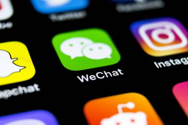 Sankt-Petersburg, Rusya, 12 Nisan 2018: Wechat messenger uygulama simgesi Apple iphone X smartphone ekran yakın çekim. WeChat messenger app simgesi. Sosyal medya ağı.