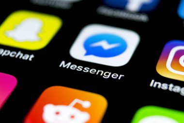 Sankt-Petersburg, Rusya, 12 Nisan 2018: Facebook messenger uygulama simgesi Apple iphone X ekran yakın çekim. Facebook messenger app simgesi. Online Internet Sosyal medya ağı. Sosyal medya uygulaması
