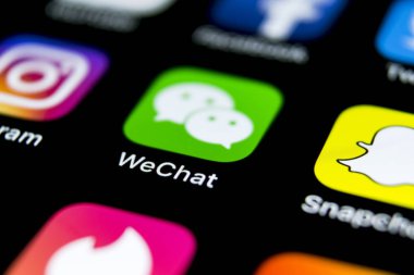 Sankt-Petersburg, Rusya, 12 Nisan 2018: Wechat messenger uygulama simgesi Apple iphone X smartphone ekran yakın çekim. WeChat messenger app simgesi. Sosyal medya ağı.