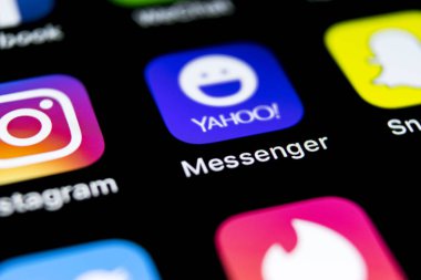 Sankt-Petersburg, Rusya, 12 Nisan 2018: Yahoo messenger uygulama simgesi Apple iphone X smartphone ekran yakın çekim. Yahoo messenger app simgesi. Sosyal medya simge. Sosyal ağ