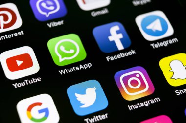Sankt-Petersburg, Rusya, 12 Nisan 2018: Apple iphone X ile sosyal medya facebook, instagram, heyecan, snapchat uygulama ekranda simgeler. Sosyal medya simgeler. Sosyal ağ