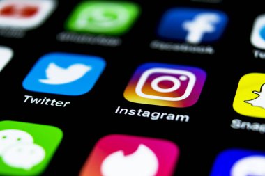 Sankt-Petersburg, Rusya, 12 Nisan 2018: Apple iphone X ile sosyal medya facebook, instagram, heyecan, snapchat uygulama ekranda simgeler. Sosyal medya simgeler. Sosyal ağ