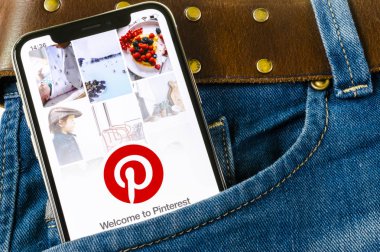 Sankt-Petersburg, Rusya, 14 Nisan 2018: Pinterest uygulama simgesi Apple iphone X smartphone ekranında kot pantolon cebinde. Pinterest app simgesi. Pinterest popüler Internet sosyal ağdır. Sosyal medya simge
