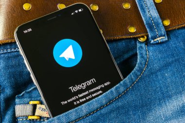 Sankt-Petersburg, Rusya, 14 Nisan 2018: Telgraf uygulama simgesi üzerinde Apple iphone X ekran kot pantolon cebinde. Telgraf app simgesi. Telgraf bir online sosyal medya sosyal ağdır. Sosyal medya uygulaması