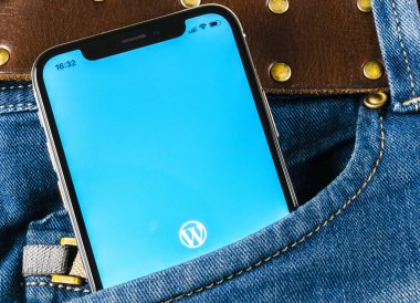 Sankt-Petersburg, Rusya, 14 Nisan 2018: Wordpress uygulama simgesi üzerinde Apple iphone X ekran yakın çekim kot pantolon cebinde. WordPress app simgesi. WordPress.com uygulama. Sosyal ağ
