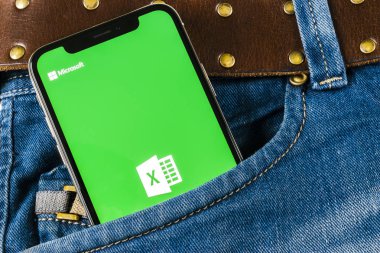 Sankt-Petersburg, Rusya, 14 Nisan 2018: Microsoft Exel uygulama simgesi üzerinde Apple iphone X ekran yakın çekim kot pantolon cebinde. Microsoft office Exel app simgesi. Microsoft office üstünde hareket eden telefon. Sosyal medya