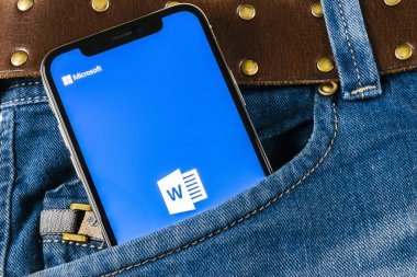 Sankt-Petersburg, Aprill 14, 2018: Microsoft word uygulama simgesi Apple iphone X ekran yakın çekim kot pantolon cebinde. Microsoft office word simgesini. Microsoft office üstünde hareket eden telefon. Sosyal medya