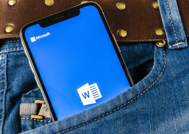 Sankt-Petersburg, Aprill 14, 2018: Microsoft word uygulama simgesi Apple iphone X ekran yakın çekim kot pantolon cebinde. Microsoft office word simgesini. Microsoft office üstünde hareket eden telefon. Sosyal medya