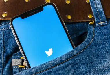 Sankt-Petersburg, Rusya, 14 Nisan 2018: Twitter uygulama simgesi üzerinde Apple iphone X smartphone ekran yakın çekim kot pantolon cebinde. Twitter app simgesi. Sosyal medya simge. Sosyal ağ