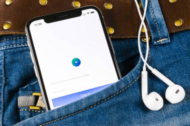 Sankt-Petersburg, Rusya, 14 Nisan 2018: Facebook reklamları uygulama simgesi üzerinde Apple iphone X ekran yakın çekim kot pantolon cebinde. Facebook iş app simgesi. Facebook reklamları mobil uygulama. Sosyal medya ağı