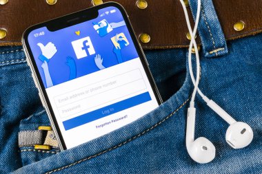 Sankt-Petersburg, Rusya, 14 Nisan 2018: Facebook uygulama simgesi üzerinde Apple iphone X smartphone ekran yakın çekim kot pantolon cebinde. Facebook app simgesi. Sosyal medya simge. Sosyal ağ