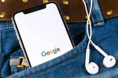 Sankt-Petersburg, Rusya, 14 Nisan 2018: Google uygulama simgesi üzerinde Apple iphone X smartphone ekran yakın çekim kot pantolon cebinde. Google app simgesi. Sosyal ağ. Sosyal medya simge