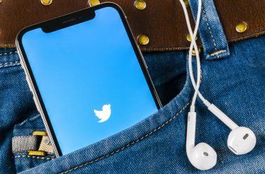 Sankt-Petersburg, Rusya, 14 Nisan 2018: Twitter uygulama simgesi üzerinde Apple iphone X smartphone ekran yakın çekim kot pantolon cebinde. Twitter app simgesi. Sosyal medya simge. Sosyal ağ