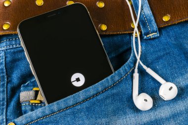 Sankt-Petersburg, Rusya, 14 Nisan 2018: Uber uygulama simgesi üzerinde Apple iphone X ekran yakın çekim kot pantolon cebinde. Uber app simgesi. Uber taksi Araba ulaşım olduğunu 