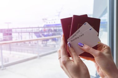 Pasaport tutarak ve yatılı güzel kadın el closeup geçmek bilet havaalanında terminal. Seyahat ve tatil kavramı. Terminal salonu. Boş alanı. Kopya alanı.