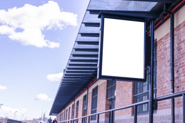 Caddenin üzerinde boş beyaz billboard. Sokak ve Bina arka planda. Kadar alay et. Poster Caddesi üzerinde. Metin için boş yer. Uzay kopyalayın. İzole beyaz ekran. Mockup afiş reklam için