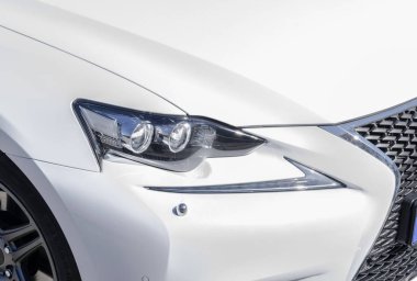 Modern beyaz spor araba far. Araba açık ışıkları. Modern araba dış detayları. Araba Detaylandırma
