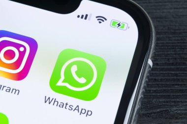 Sankt-Petersburg, Rusya, 27 Nisan 2018: Whatsapp messenger uygulama simgesi Apple iphone X smartphone ekran yakın çekim. Whatsapp messenger app simgesi. Sosyal medya simge. Sosyal ağ