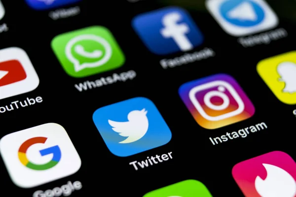 圣彼得堡 俄罗斯 2018年4月12日 Iphone 与社会媒体的图标 Facebook Instagram Twitter Snapchat 应用程序在屏幕上 — 图库照片