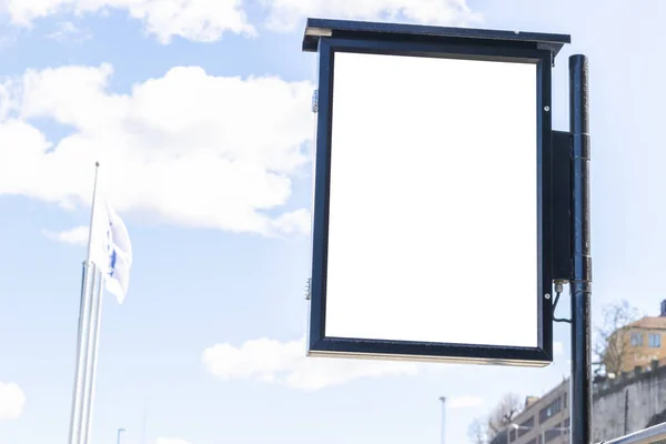 城市街道上空白的白色广告牌 在背景街道和大厦 在街上的海报 文本的空白 复制空间 隔离的白色屏幕 广告横幅样机 — 图库照片