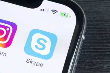 Sankt-Petersburg, Rusya, 27 Nisan 2018: Skype uygulama simgesi üzerinde Apple iphone X smartphone ekran yakın çekim. Skype messenger app simgesi. Sosyal medya simge. Sosyal ağ. Skype app simgesi.