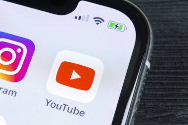 Sankt-Petersburg, Rusya, 27 Nisan 2018: Youtube uygulama simgesi üzerinde Apple iphone X smartphone ekran yakın çekim. YouTube app simgesi. Sosyal medya simge. Sosyal ağ