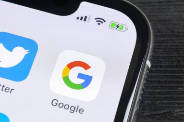 Sankt-Petersburg, Rusya, 27 Nisan 2018: Google uygulama simgesi üzerinde Apple iphone X smartphone ekran yakın çekim. Google app simgesi. Sosyal ağ. Sosyal medya simge