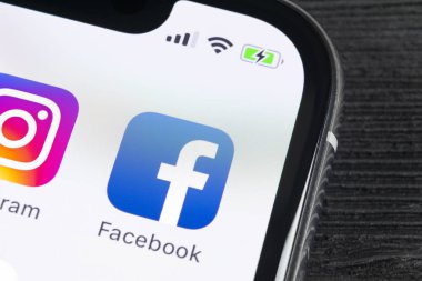 Sankt-Petersburg, Rusya, 27 Nisan 2018: Facebook uygulama simgesi üzerinde Apple iphone X smartphone ekran yakın çekim. Facebook app simgesi. Sosyal medya simge. Sosyal ağ