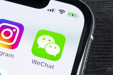 Sankt-Petersburg, Rusya, 27 Nisan 2018: Wechat messenger uygulama simgesi Apple iphone X smartphone ekran yakın çekim. WeChat messenger app simgesi. Sosyal medya ağı.