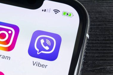 Sankt-Petersburg, Rusya, 27 Nisan 2018: Viber uygulama simgesi üzerinde Apple iphone X smartphone ekran yakın çekim. Viber app simgesi. Sosyal medya simge. Sosyal ağ