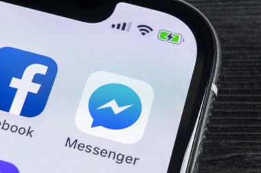 Sankt-Petersburg, Rusya, 27 Nisan 2018: Facebook messenger uygulama simgesi Apple iphone X ekran yakın çekim. Facebook messenger app simgesi. Online Internet Sosyal medya ağı. Sosyal medya uygulaması
