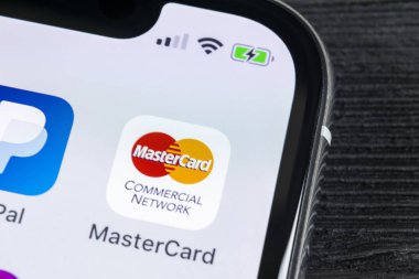 Sankt-Petersburg, Rusya, 27 Nisan 2018: Mastercard uygulama simgesi üzerinde Apple iphone X ekran yakın çekim. Master Card simgesi. MasterCard online başvuru. Sosyal medya uygulaması